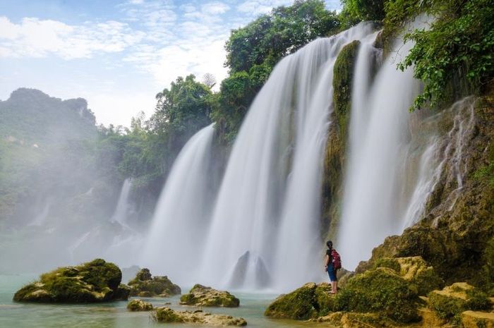 Air terjun adalah kenampakan alam yang terbentuk secara alami.