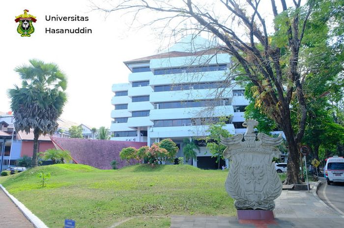 Biaya kuliah di Universitas Hasanuddin sejak tahun 2013 sudah menggunakan sistem Uang Kuliah Tunggal atau UKT.