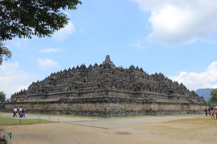 Candi Borbudur tidak masuk ke dalam tujuh Keajaiban Dunia versi NOWC.