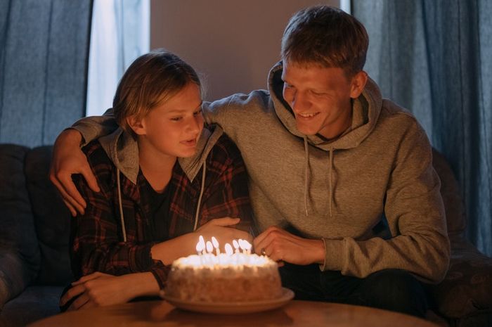 Dalam bahasa Inggris, ucapan ulang tahun untuk kakak laki-laki disebut birthday greetings for elder brother.