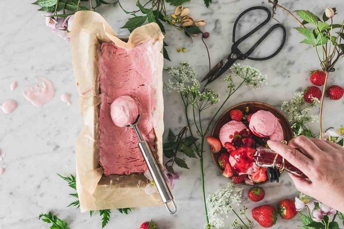 Kaleng bekas biskuit bisa dimanfaatkan untuk membuat es krim sendiri di rumah.