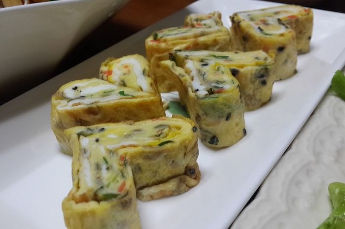 Untuk membuat gyeran-mari atau telur dadar gulung ala Korea hanya memerlukan beberapa bahan yang biasanya ada di dapur.