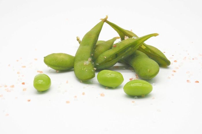 Kacang edamame dan kacang kedelai merupakan kacang yang sama.