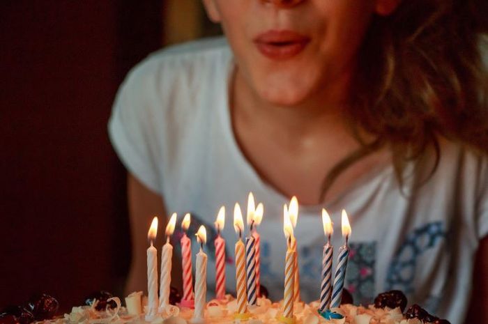 Tradisi meniup lilin saat ulang tahun sudah ada sejak zaman Yunani Kuno sebagai persembahan kepada Dewi Bulan.