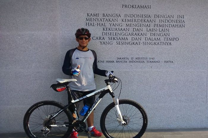 Setiap warga negara Indonesia memiliki hak dan kewajiban asasi manusia dalam nilai praksis Pancasila.
