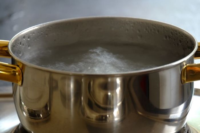 Air yang dipanaskan terus menerus contoh dari percobaan membuat uap dan embun.