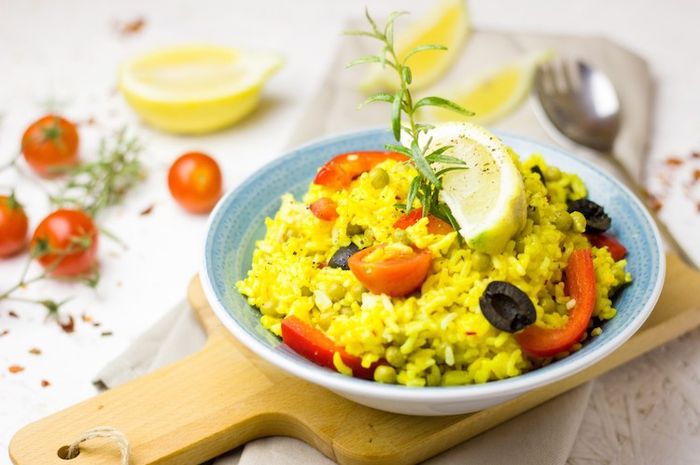 Cara membuat nasi kuning untuk tumpeng mini hanya membutuhkan beberapa bahan.
