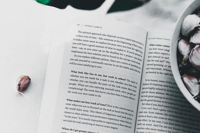 Pada buku Bahasa Inggris kelas 11 SMA Kurikulum Merdeka, Activity 6, halaman 9-10, Unit 1, materi Legend, ada soal seputar story structures.