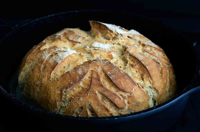 Ragi merupakan bahan pada pembuatan roti yang membuat roti mengembang.