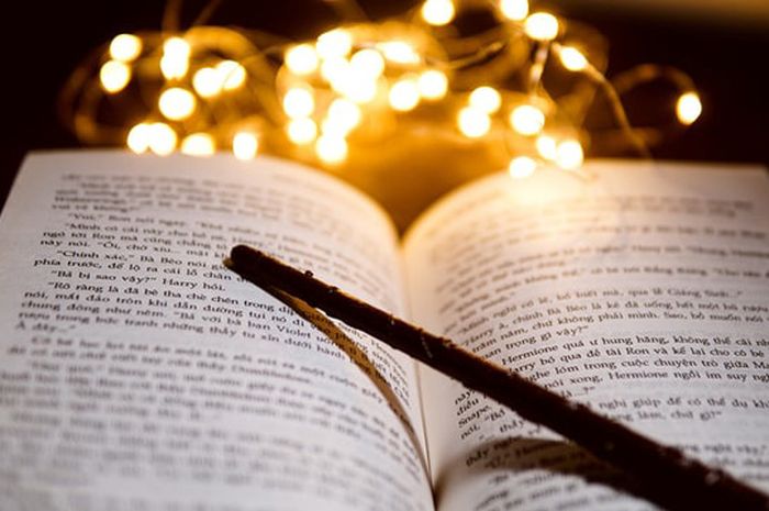 Pada buku Bahasa Inggris kelas 11 SMA Kurikulum Merdeka, Activity 6, halaman 10-11, Unit 1, materi Legend, ada soal story structures bagian complication dan climax berdasarkan teks The Legend of The Holy Stone.