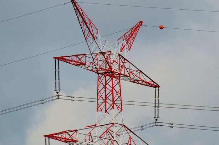 Perubahan bentuk energi bisa terjadi pada beragam bentuk energi, seperti energi listrik.