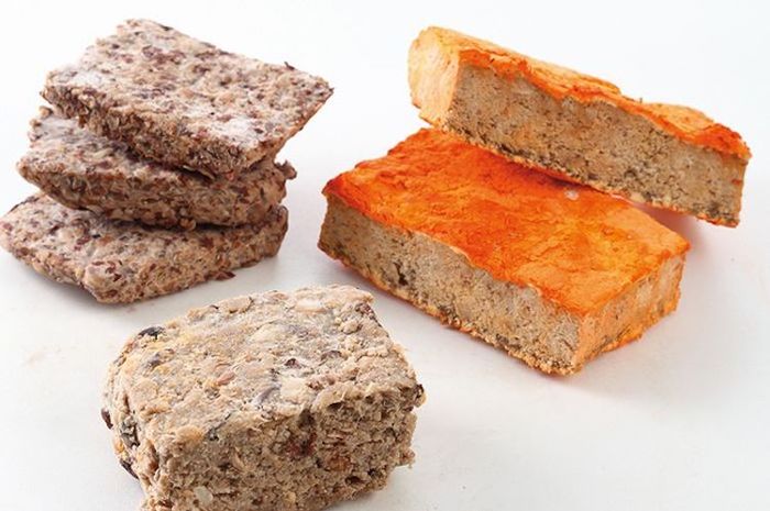 Oncom adalah makanan fermentasi kapang yang dibuat dari beberapa bahan limbah.