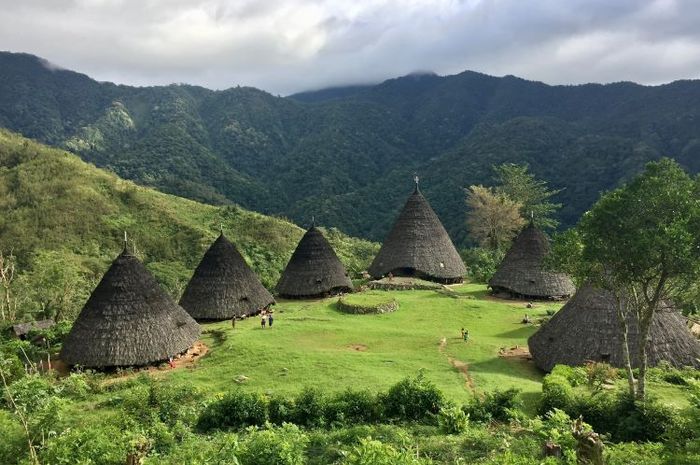 Pada buku Kurikulum Merdeka Bahasa Indonesia kelas VII halaman 30-31, terdapat soal tentang penyuntangan teks deskripsi Berkunjung ke Negeri di Atas Awan.