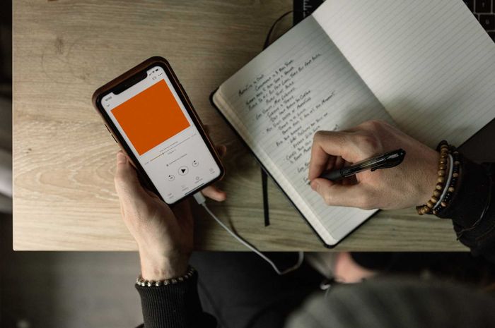 Transkrip teks listening dapat menjadi acuan mengerjakan soal pemahaman berdasarkan teks tersebut.