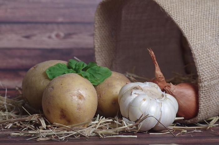 Bawang dan kentang harus disimpan dengan cara dijauhkan satu sama lain.