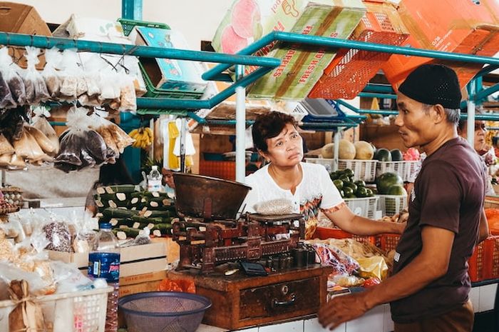 Ada beberapa soal terkait teks berita berjudul 'Inilah Cara Mengenali Timbangan yang Dicurangi Pedagang'.