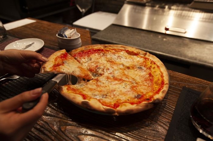 Pembagian potongan pizza bisa dinyatakan dalam bentuk pecahan.