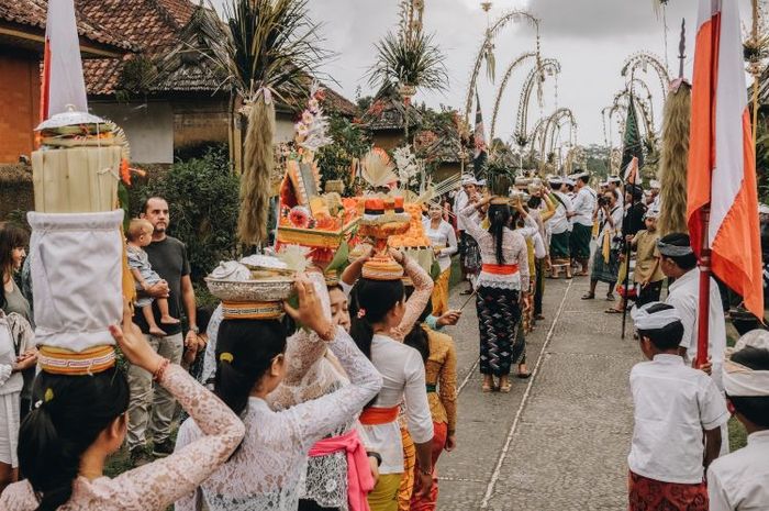 Menjalankan ibadah sesuai agama dan keyakinan masing-masing adalah salah satu cerminan norma ketuhanan terkait dengan nilai ketuhanan Pancasila.