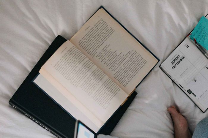 Pada buku Bahasa Indonesia kelas X ada soal yang mengacu pada teks hikayat 'Sa-ijaan dan Ikan Todak'.