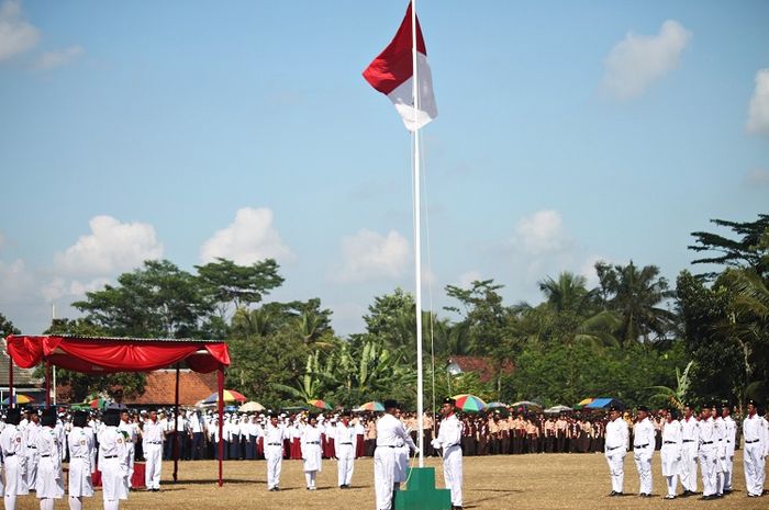 Formasi pengibar bendera Merah Putih saat proklamasi kemerdekaan masih diterapkan sampai saat ini.