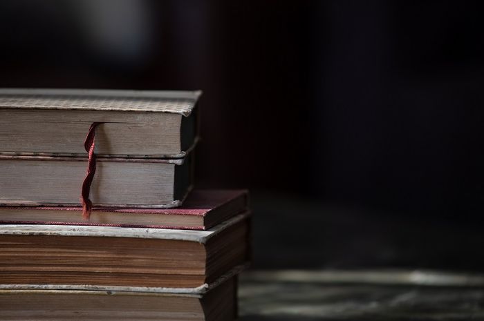 Historiografi Tradisional, Kolonial, dan Modern termasuk sebagai salah satu tahap dalam penelitian sejarah.