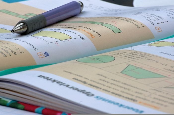 Terdapat soal mengurutkan dan mengubah pecahan berada pada buku Matematika SD kelas 4 Kurikulum Merdeka halaman 83.