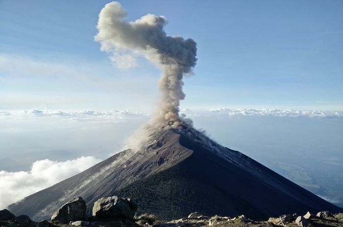 Penyebaran gunung api di dunia memiliki keterkaitan dengan gejala lempeng tektonik yang terjadi.