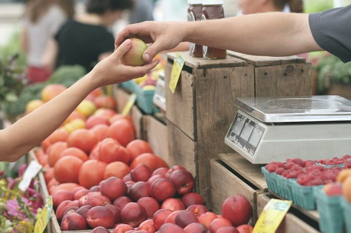 Tumbas yang berarti beli adalah salah satu contoh istilah yang berkaitan dengan jual beli dalam bahasa Jawa.