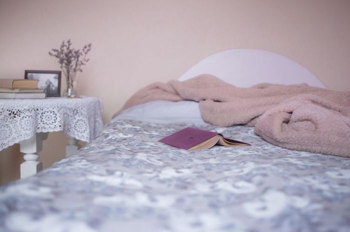 Membuat paragraf singkat tentang bedroom bisa membantu melatih kemampuan menulis bahasa Inggris.