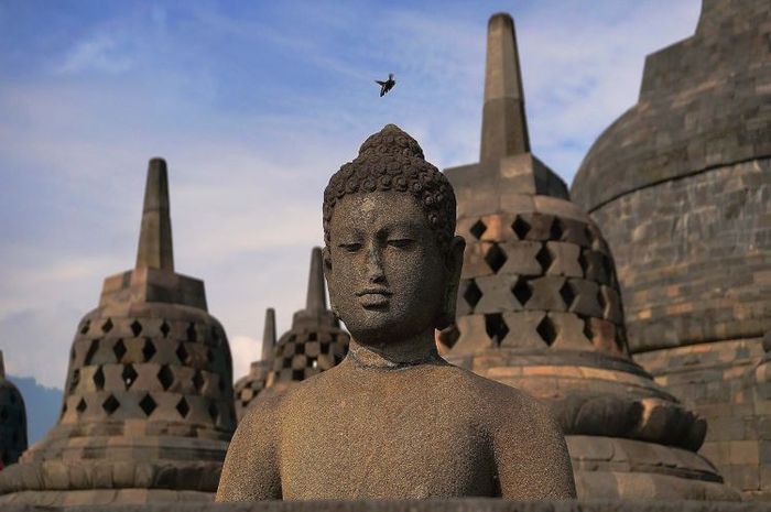 Candi Borobudur merupakan peninggalan sejarah kerajaan bercorak Buddha.
