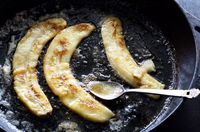 Pada buku Kurikulum Merdeka English for Nusantara kelas VII halaman 74-75, terdapat soal-soal yang membahas tentang banana fritters.