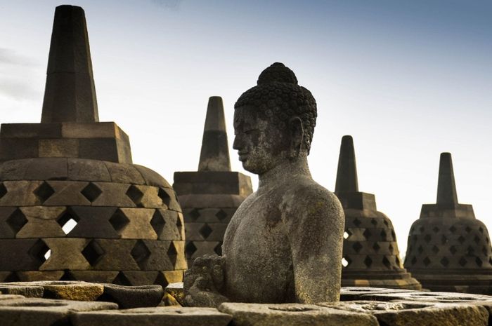 Ada sejumlah peninggalan sejarah di Indonesia yang berasal dari masa kerajaan Hindu-Buddha.