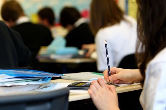 Pada buku Bahasa Indonesia Kurikulum Merdeka kelas VII halaman 83, terdapat soal-soal yang membahas tentang kalimat pelepasan dalam teks prosedur.