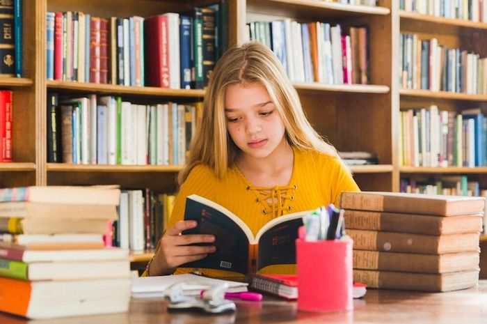 Pada buku Bahasa Indonesia kelas IV SD Kurikulum Merdeka terdapat soal memasangkan kata dengan arti yang sesuai berdasarkan teks cerita 'Kepala Suku Len'.