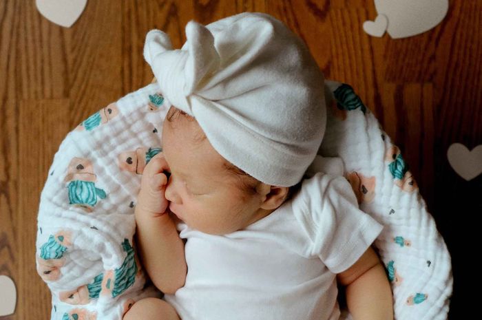Mengucapkan selamat atas kelahiran bayi perempuan dalam bahasa Inggris disebut 'congratulating on the birth of a baby girl'.