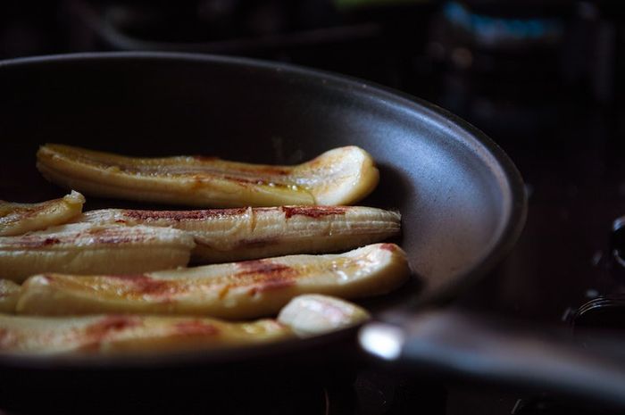 Pada buku Krikulum Merdeka English for Nusantara kelas VII halaman 92, terdapat soal-soal yang membahas tentang procedure text banana fritters.