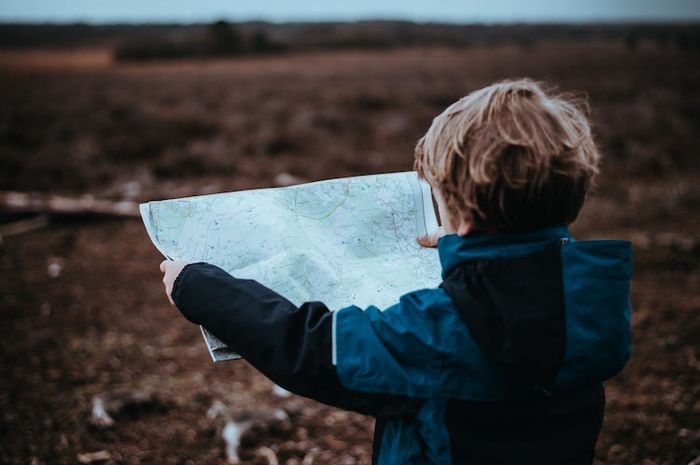 Dalam ilmu geografi, terdapat tiga hal penting yang berkaitan dengan peta, yaitu dipilih, ditransformasi dalam bidang datar, dan diperkecil.