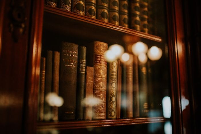 Adanya ilmu sejarah membuat orang-orang bisa memhami sejarah yang terjadi di masa lalu.