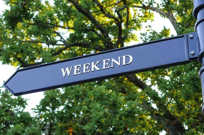 Selamat berakhir pekan dalam bahasa Inggris dapat diucapkan dengan 'have a great weekend'.