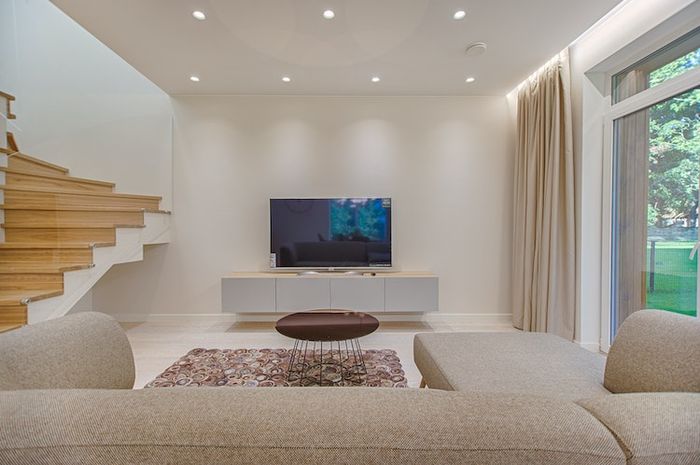 Dalam bahasa Inggris, mendeskripsikan ruangan di dakam rumah dan isinya dalam bahasa Inggris disebut describing room and things in the room.