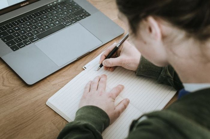 Pada buku Kurikulum Merdeka Bahasa Indonesia kelas VII halaman 93, terdapat soal yang membahas seputar teks prosedur 'Kultur Jaringan'.