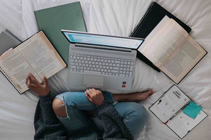 Terdapat soal kalimat deklaratif dan interogatif, materi 'Belajar Menjadi Negosiator Ulung', buku Bahasa Indonesia kelas X Kurikulum Merdeka.