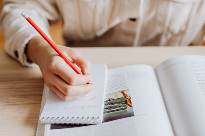 Pada buku Bahasa Inggris Kelas VII Section 3, Part B materi  'Reading and viewing' terdapat soal melengkapi teks. 