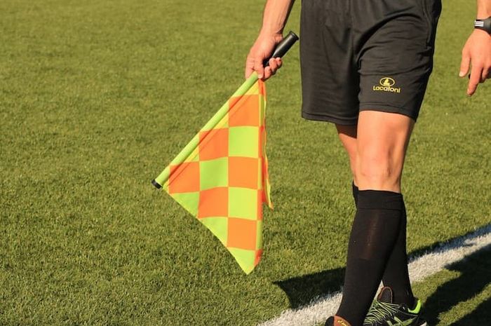 Ada empat jenis wasit dalam sebuah pertandingan sepak bola, salah satunya adalah wasit yang bertindak sebagai hakim garis.