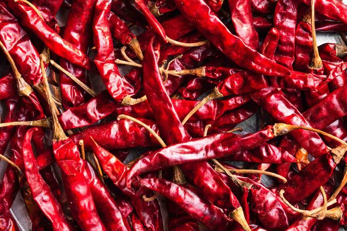Senyawa kimia yang membuat cabai terasa pedas disebut dengan capsaicin.