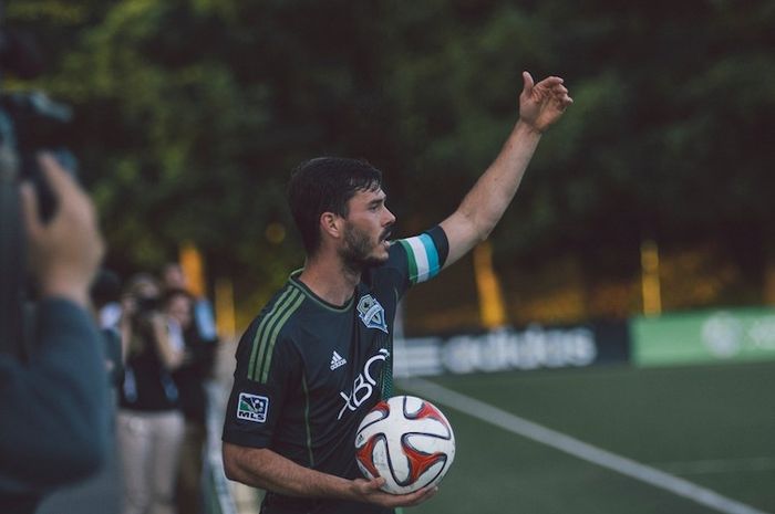 Cara melakukan lemparan ke dalam atau throw in dalam permainan sepak bola tidak boleh sembarangan karena ada aturannya.