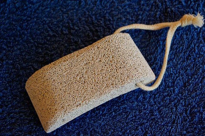 Batuan vulkanik yang bisa mengapung di air disebut pumice atau batu apung.