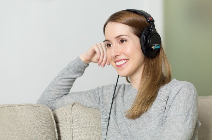 Terdapat soal teks listening pada buku Bahasa Inggris Kurikulum Merdeka kelas X (SMA) Chapter III halaman 60, Task 2, materi Sports and Health.
