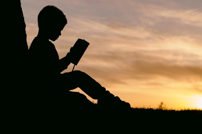 Terdapat soal reading test dalam buku Bahasa Inggris kelas X Chapter 15 materi 'You've got a friend'.