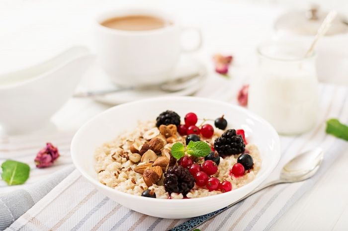 Oatmeal adalah salah satu makanan sehat yang semakin populer belakangan ini.